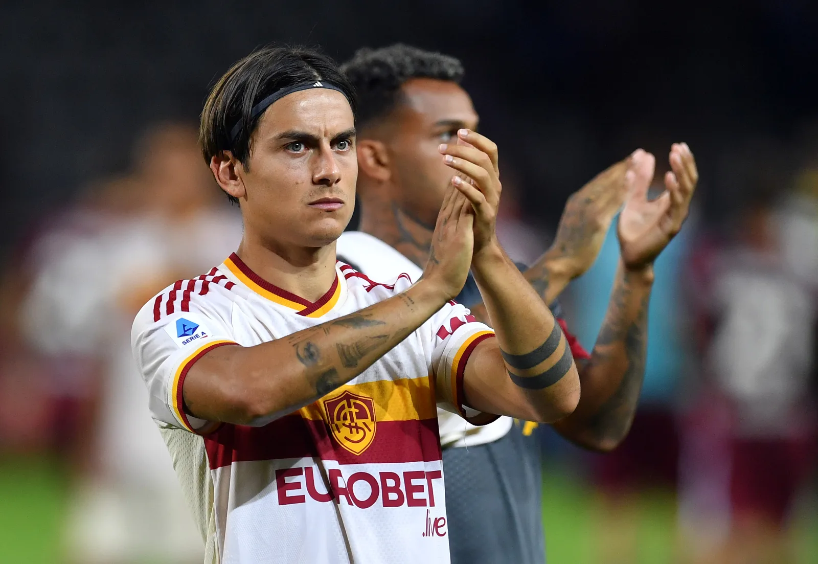 Dybala inventa, Malen segna. Roma sempre al primo posto