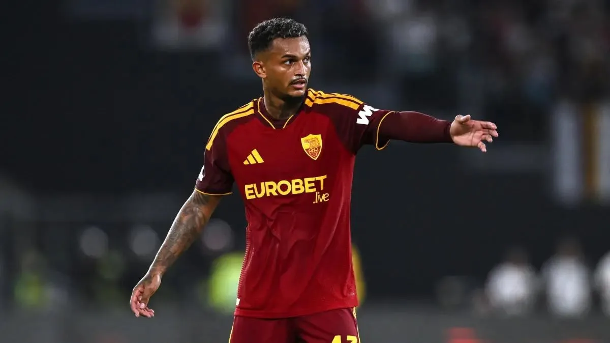 Wesley con la maglia della Roma durante una gara di campionato