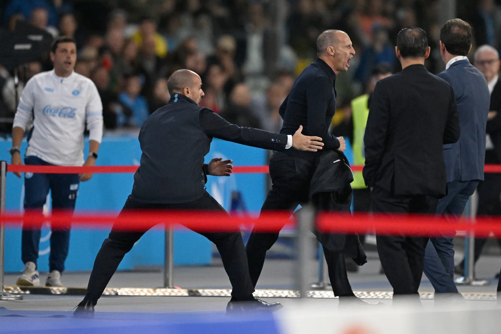 VIDEO – Allegri si toglie la giacca, Mancini lo imita: il siparietto è virale