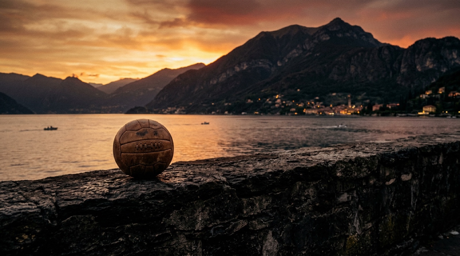 Pallone vintage sul muretto in pietra del lago di Como al tramonto