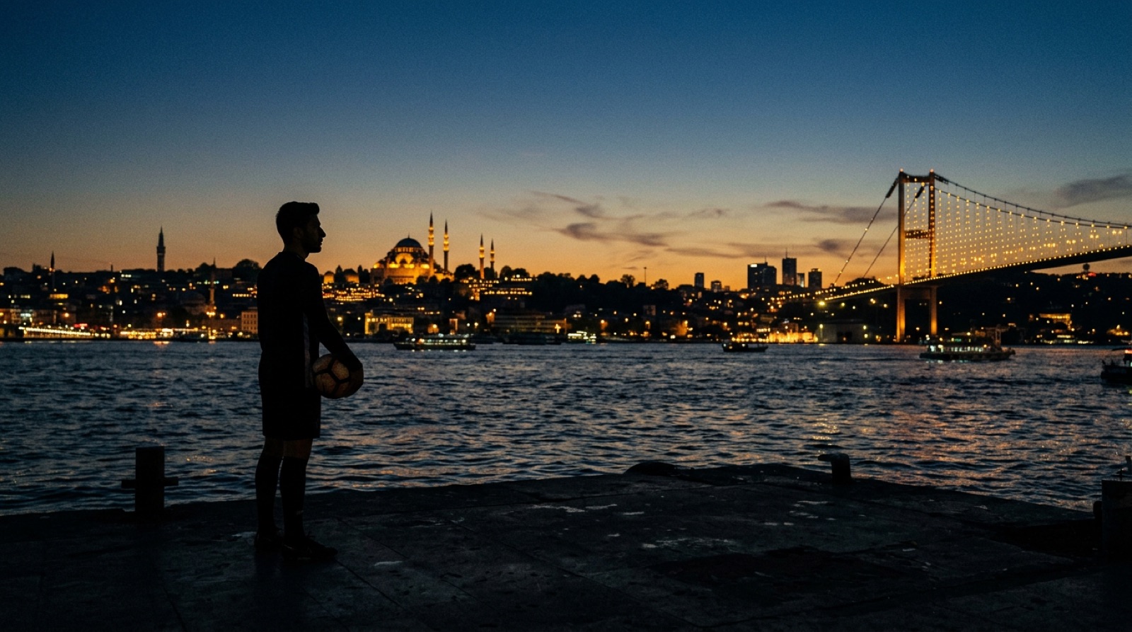 Silhouette con pallone davanti allo skyline di Istanbul al tramonto